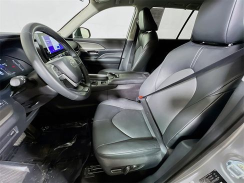 Certified 2025 Toyota Grand Highlander XLE image 19