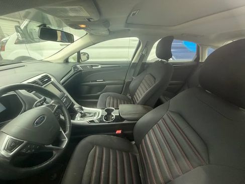 Used 2015 Ford Fusion SE FWD image 2