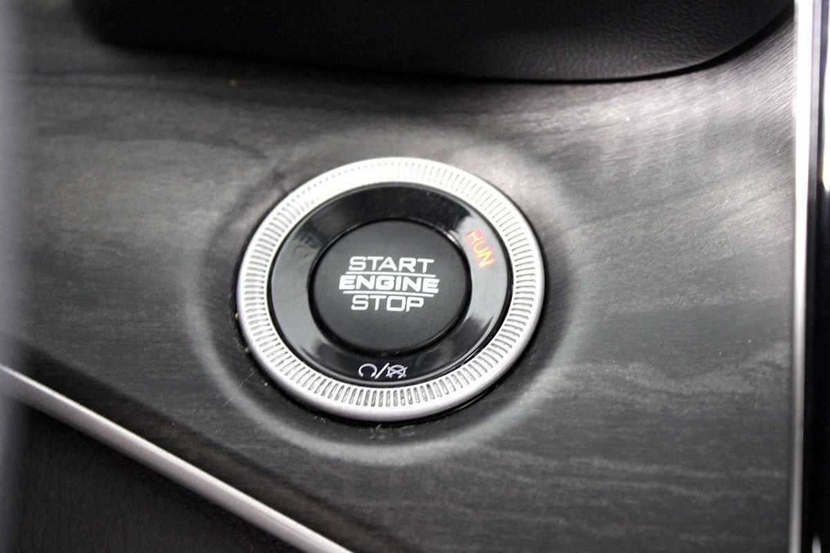 Used 2023 Jeep Grand Cherokee L Limited w/ Luxury Tech Group II RWD image 15