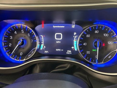 Used 2023 Chrysler Pacifica Touring-L FWD image 29