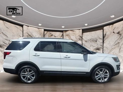 Used 2017 Ford Explorer XLT w/ Equipment Group 202A AWD/4WD image 4