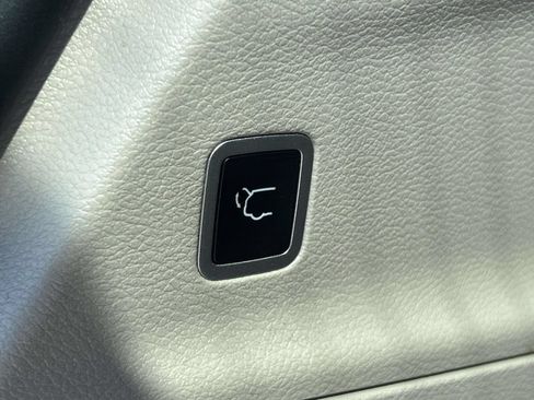 Used 2024 Chrysler Pacifica Touring-L FWD image 15
