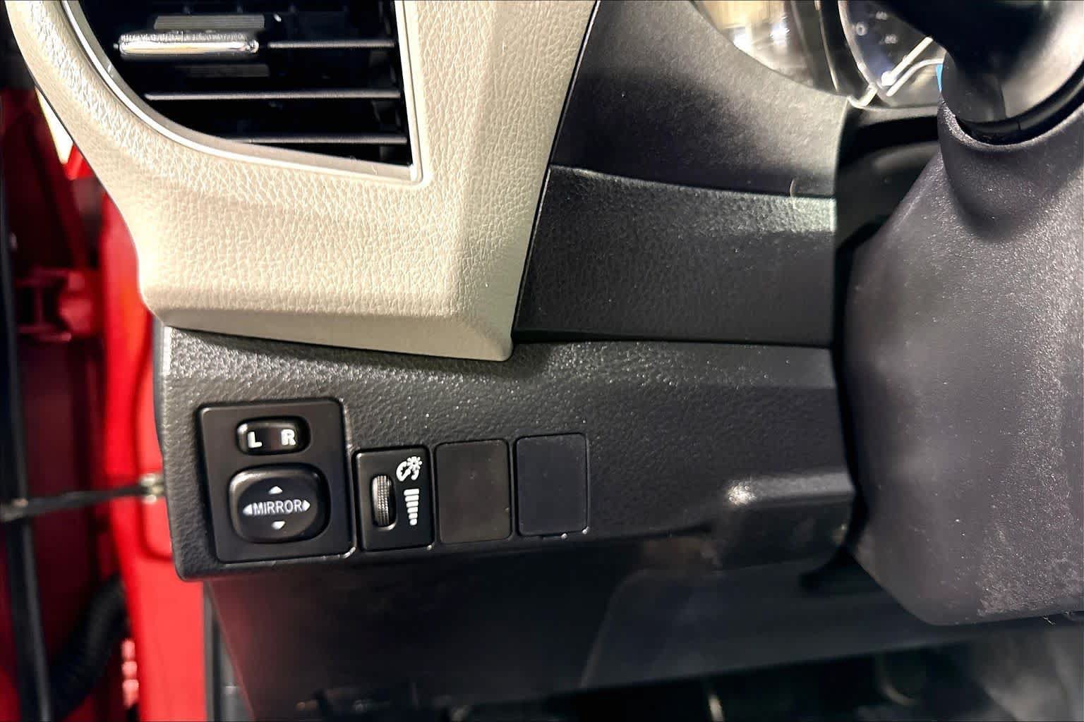 Used 2015 Toyota Corolla LE FWD image 34