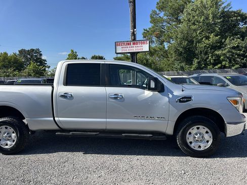 Used 2018 Nissan Titan SV RWD image 3