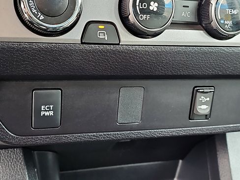 Used 2018 Toyota Tacoma SR image 22