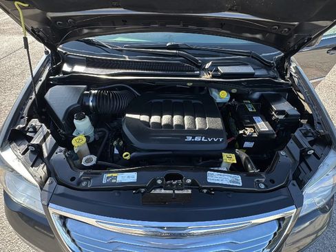 Used 2016 Chrysler Town & Country Touring FWD image 21