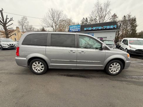 Used 2013 Chrysler Town & Country Touring image 11