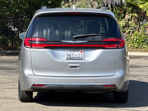 Used 2021 Chrysler Pacifica Touring image 4