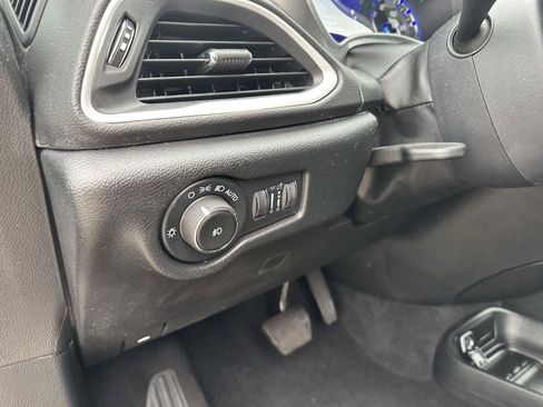 Used 2025 Chrysler Pacifica Select FWD image 24