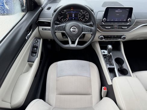 Used 2025 Nissan Altima 2.5 SV FWD image 13