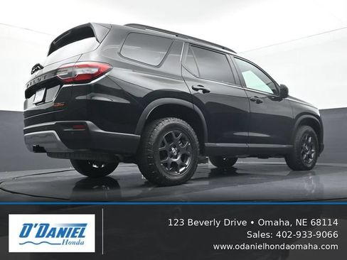 Used 2025 Honda Pilot TrailSport image 12