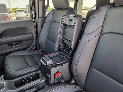 New 2026 Jeep Wrangler Unlimited Sahara AWD/4WD image 29