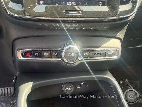 Used 2025 Volvo XC40 B5 Plus image 23