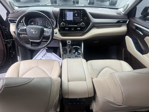 Used 2022 Toyota Highlander Limited FWD image 16