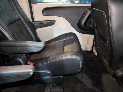 Used 2019 Dodge Grand Caravan SXT FWD image 26