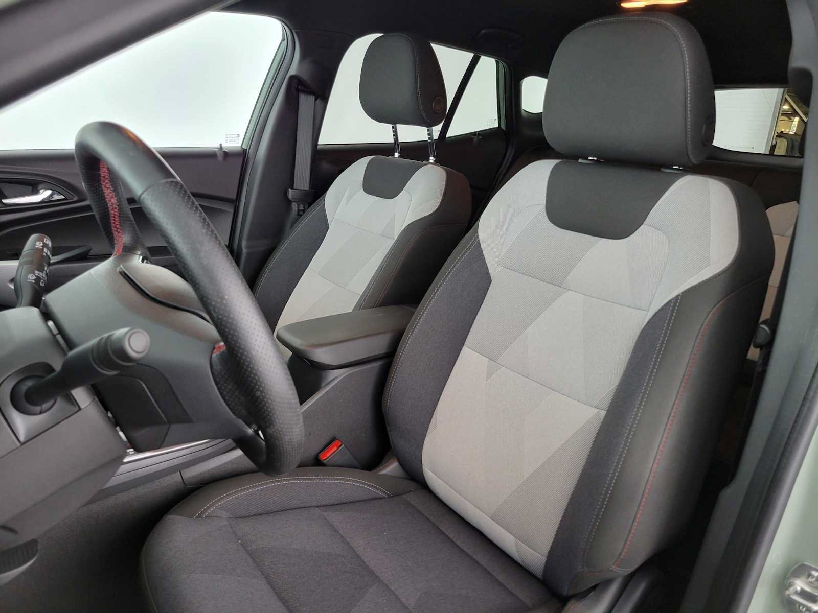 Used 2024 Chevrolet Trax RS FWD image 21