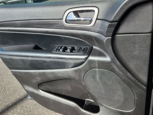 Used 2021 Jeep Grand Cherokee Laredo image 9