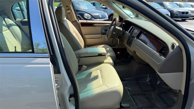 Used 2005 Lincoln Town Car Signature Limited RWD image 10