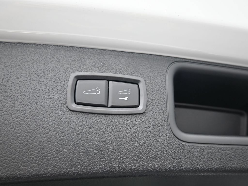 Certified 2025 Porsche Macan AWD/4WD image 24