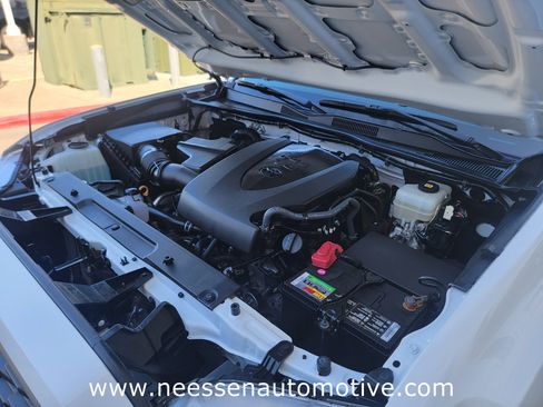 Used 2022 Toyota Tacoma TRD Off-Road w/ Technology Package image 30