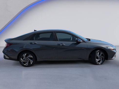 New 2025 Hyundai Elantra SEL FWD image 3