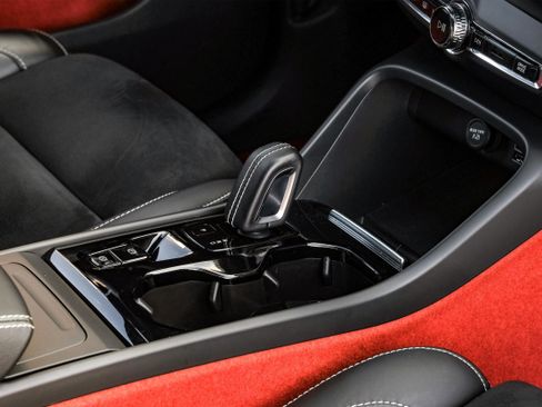 Used 2021 Volvo XC40 T4 R-Design image 23