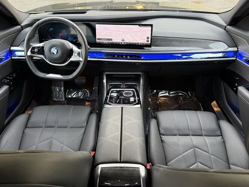 Used 2025 BMW i7 eDrive50 image 32