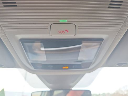 Used 2025 Volkswagen Atlas SE image 33