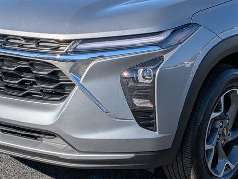 Used 2025 Chevrolet Trax LT image 9