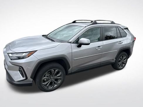 Used 2022 Toyota RAV4 XLE Premium AWD/4WD image 9