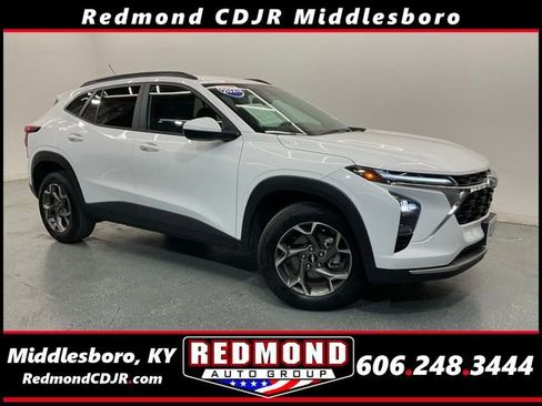 Used 2025 Chevrolet Trax LT w/ LT Convenience Package FWD image 1