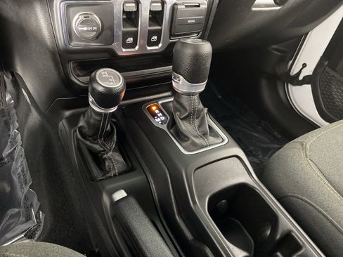 Used 2025 Jeep Wrangler Sport AWD/4WD image 34