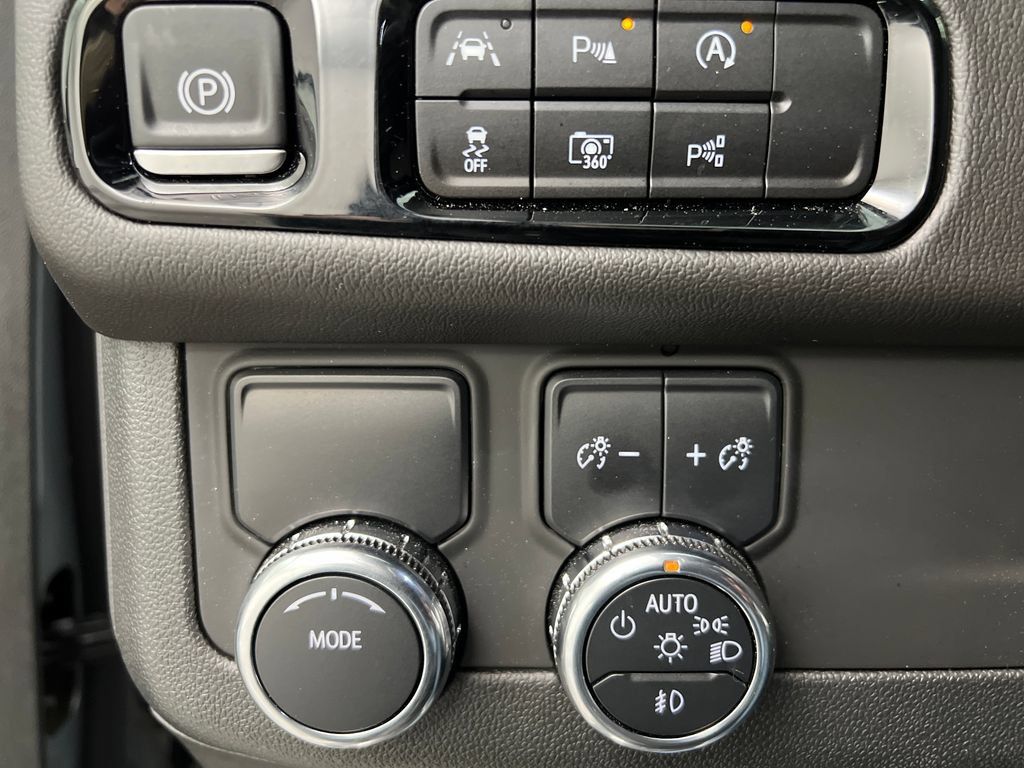 Used 2025 GMC Yukon XL Denali RWD image 51