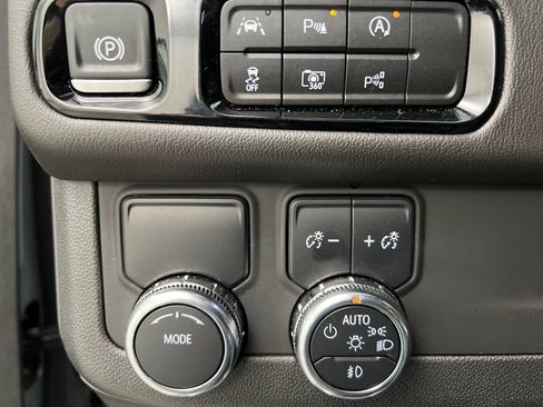 Used 2025 GMC Yukon XL Denali RWD image 51