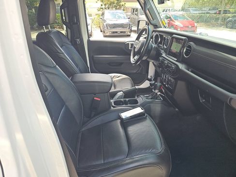Used 2022 Jeep Wrangler Unlimited Sahara AWD/4WD image 5