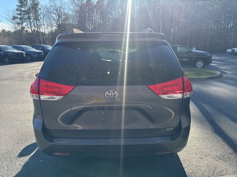 Used 2012 Toyota Sienna image 16