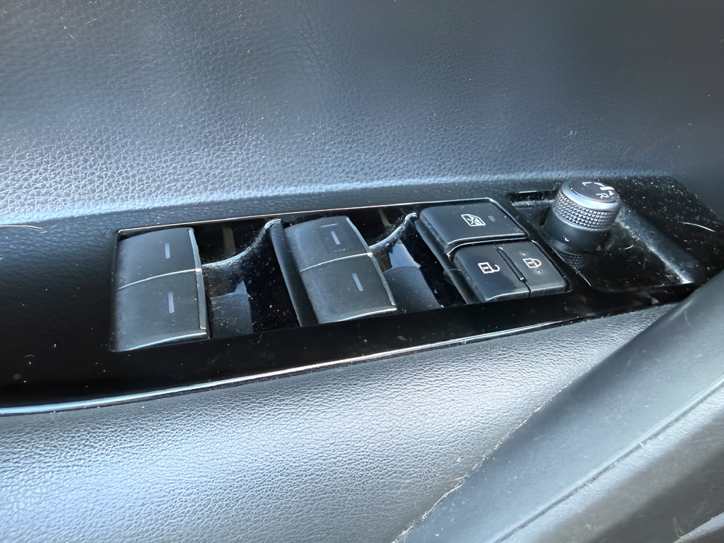 Used 2019 Toyota Corolla SE w/ Carpet Mat Package FWD image 22