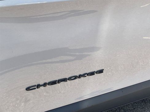 Used 2018 Jeep Cherokee Latitude w/ Altitude Package AWD/4WD image 11