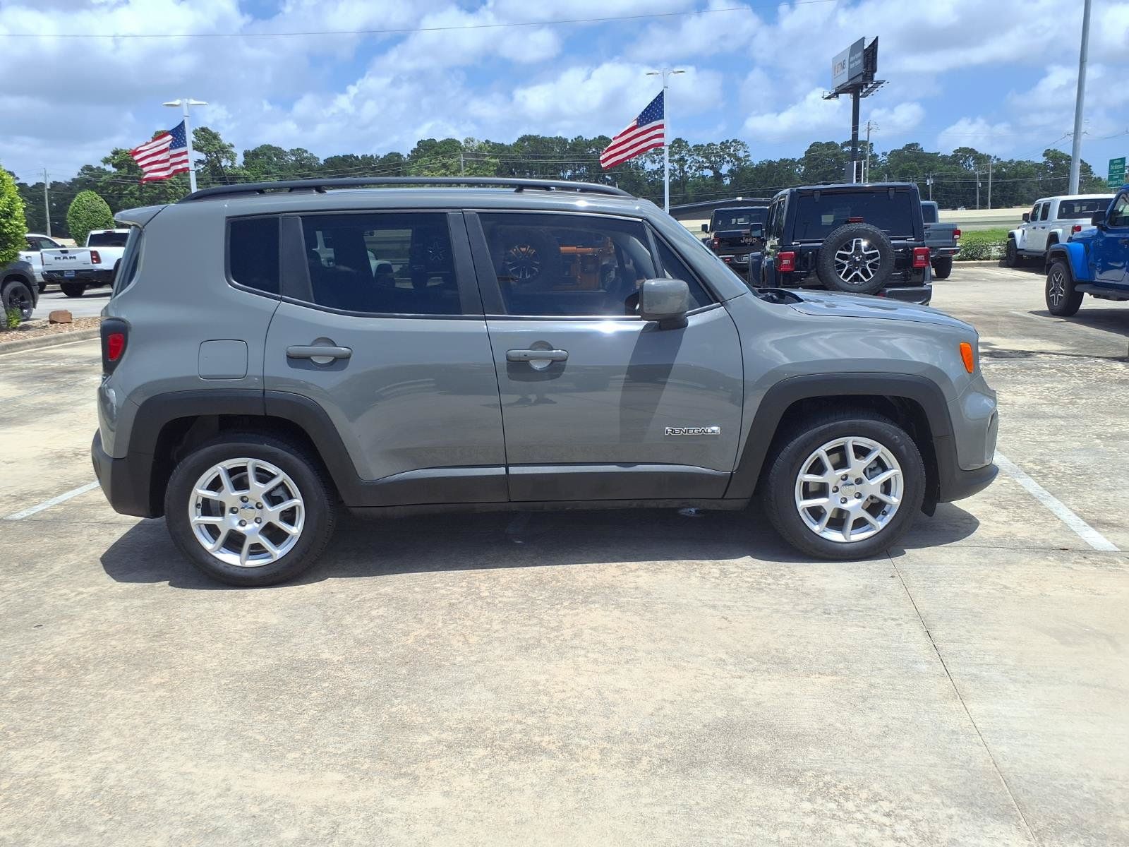 Used 2021 Jeep Renegade Latitude FWD image 9