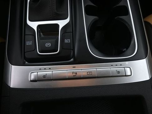 Used 2023 Kia Carnival LX image 9