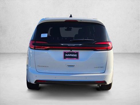 New 2027 Chrysler Pacifica Limited FWD image 8