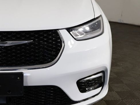 Used 2024 Chrysler Pacifica Touring-L FWD image 15