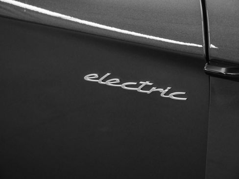 New 2025 Porsche Taycan image 19