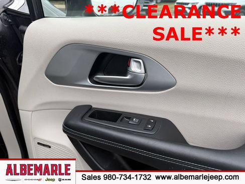 Used 2018 Chrysler Pacifica Limited image 30