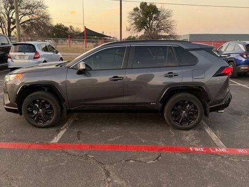 Used 2022 Toyota RAV4 SE image 1