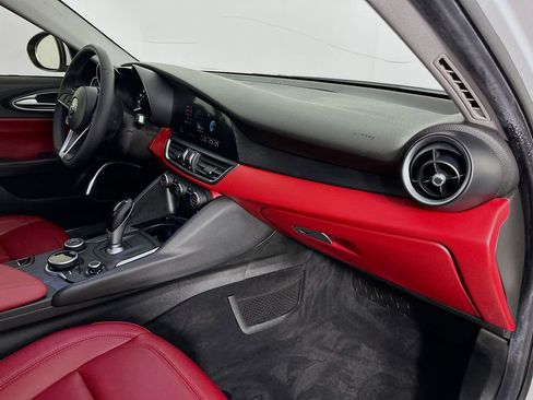 Used 2019 Alfa Romeo Giulia Base image 28