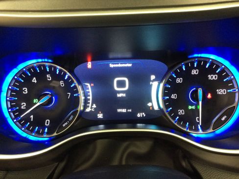 Used 2024 Chrysler Pacifica Touring-L image 25