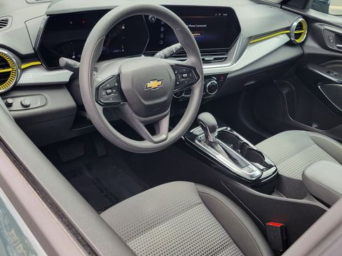Used 2025 Chevrolet Trax LT FWD image 5
