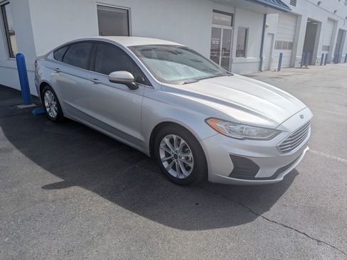 Used 2019 Ford Fusion SE image 2