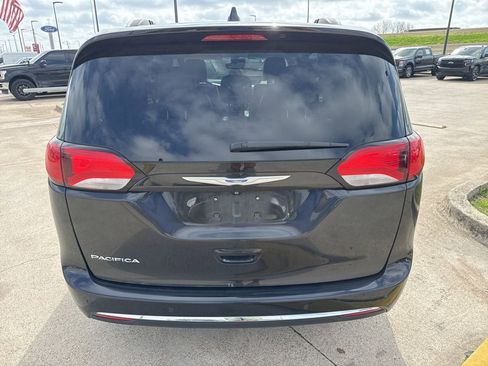 Used 2018 Chrysler Pacifica Touring-L w/ Advanced Safetytec Group image 9